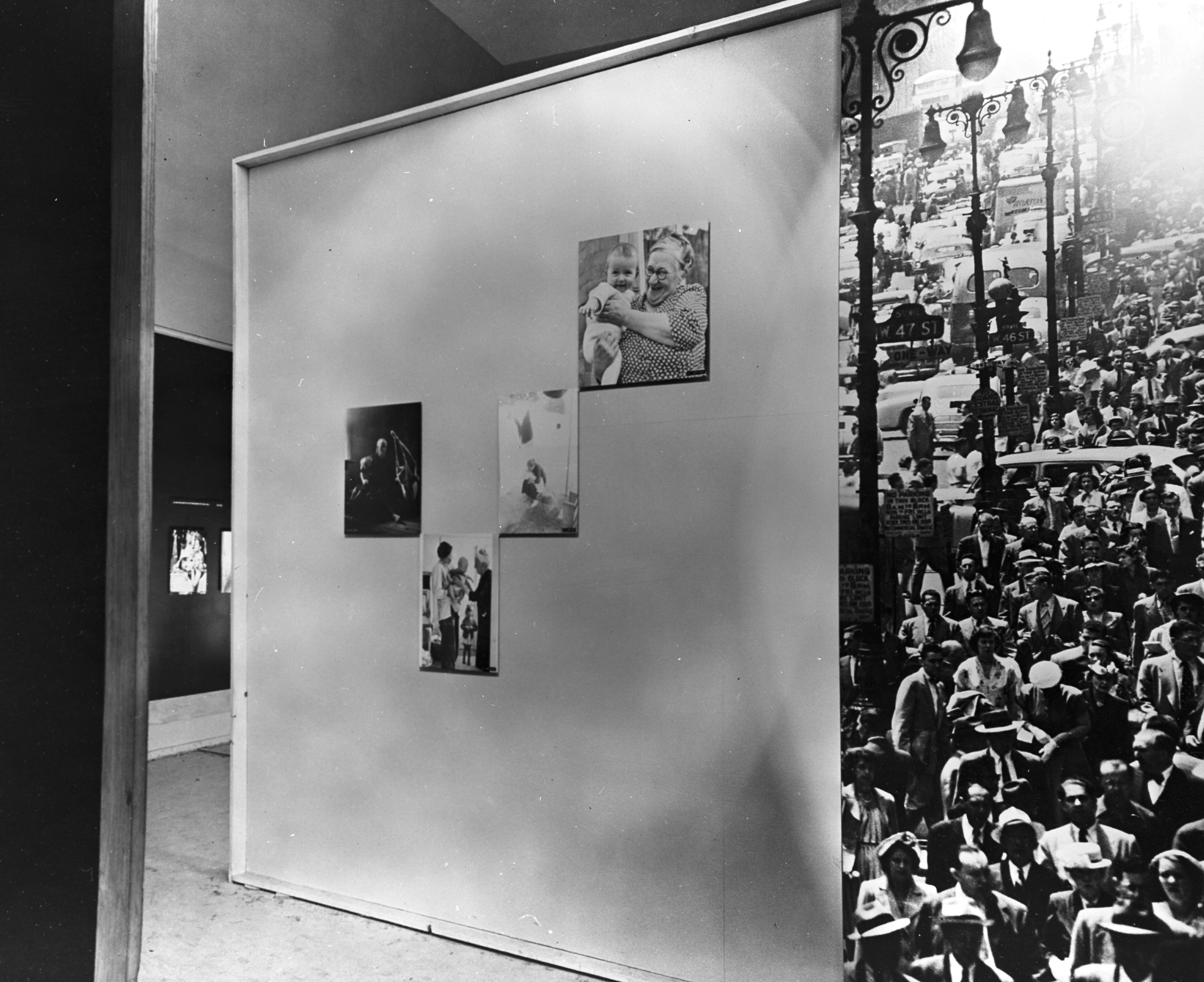 Family of Man tour exhibit, Lay-out (DPLA ddaf6f4b)