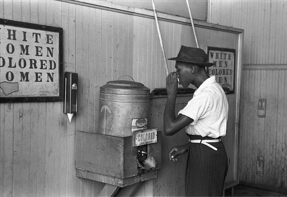 Russell Lee, Colored drinking fountain, Oklahoma City, July 1939