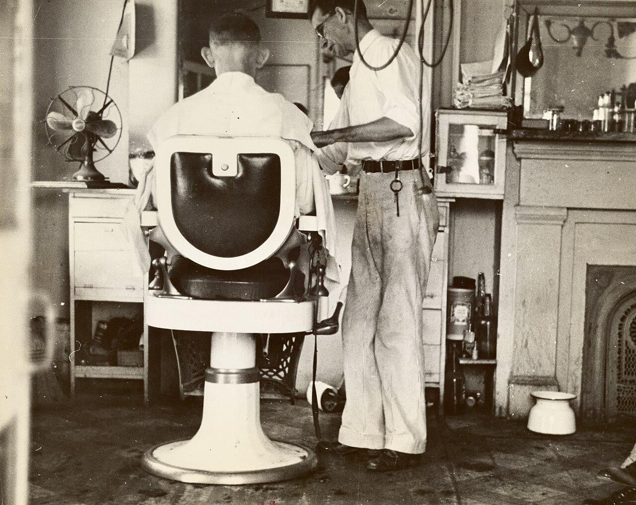 Ben Shahn, barber shop interior, New Orleans, October 1935