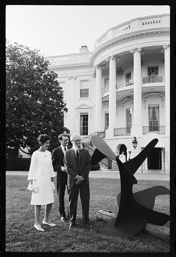 John Szarkowski (centre) with Joanna Steichen and Edward Steichen at the 1965 White House Festival of the Arts